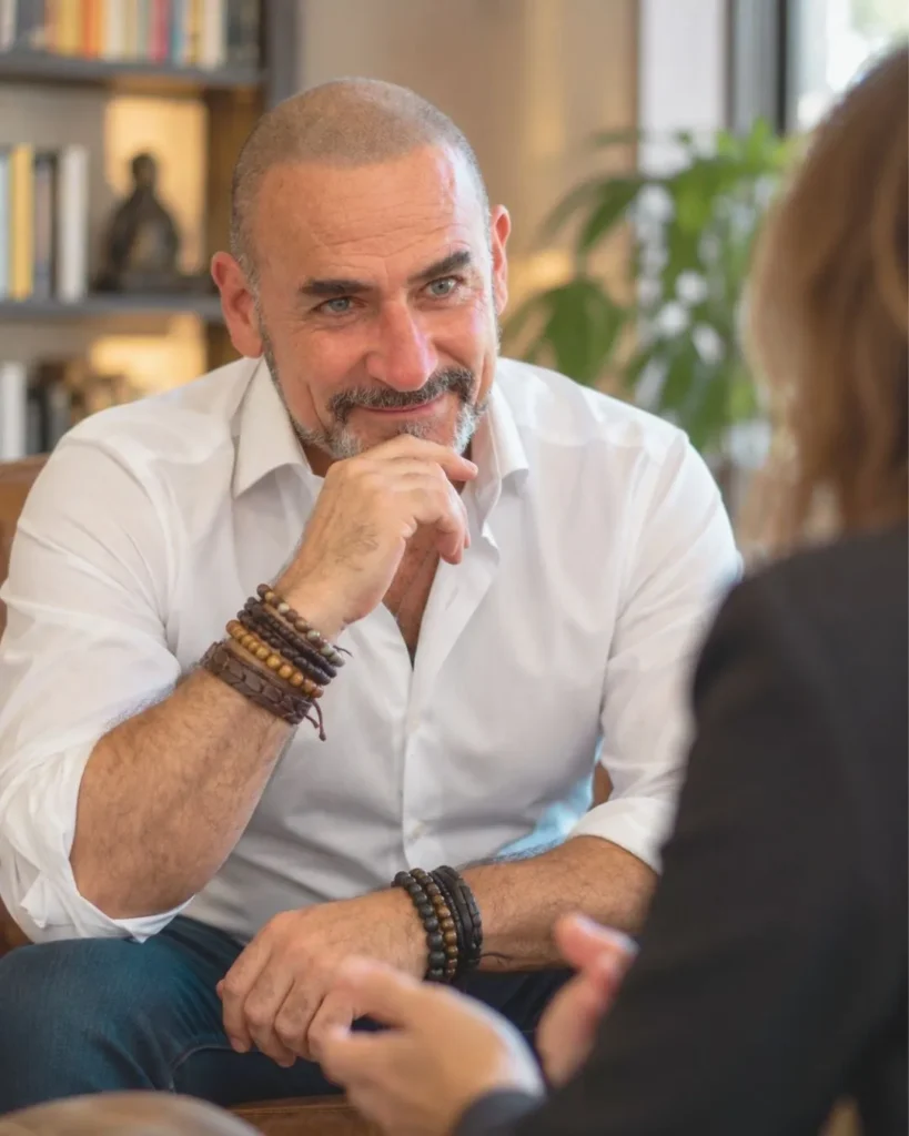 Natale Petti durante un colloquio di ascolto nell’ambito del Dialogo emozionale®